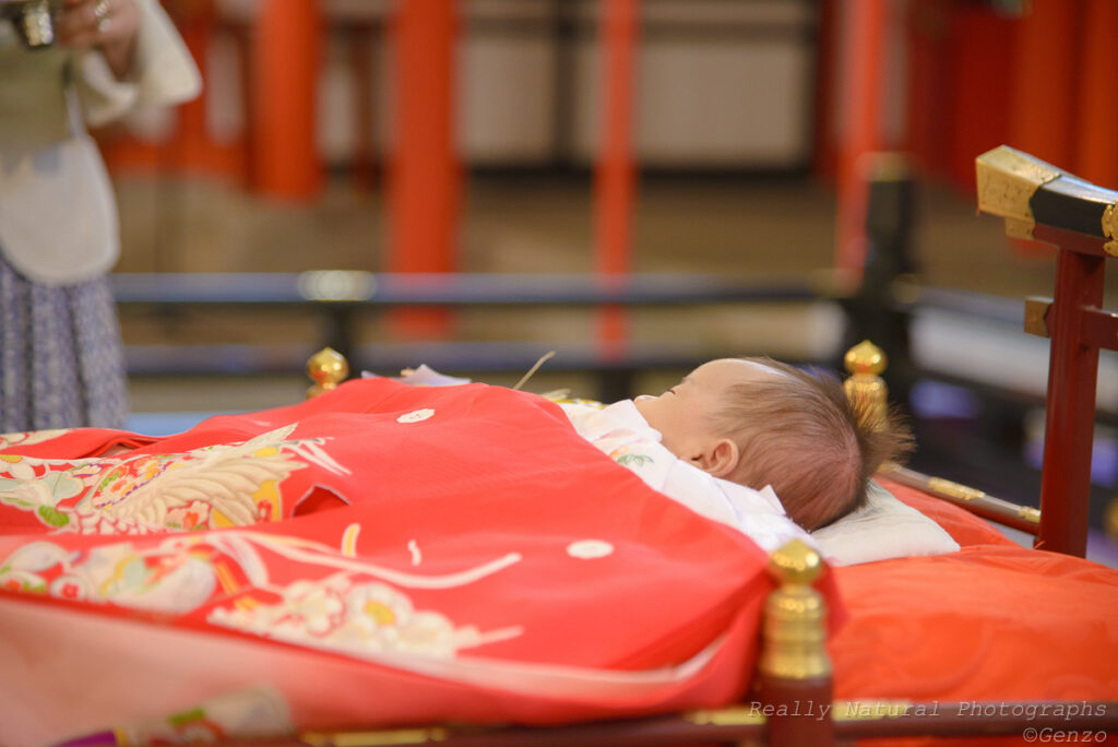 生田神社で初宮参りご祈祷中の赤ちゃん