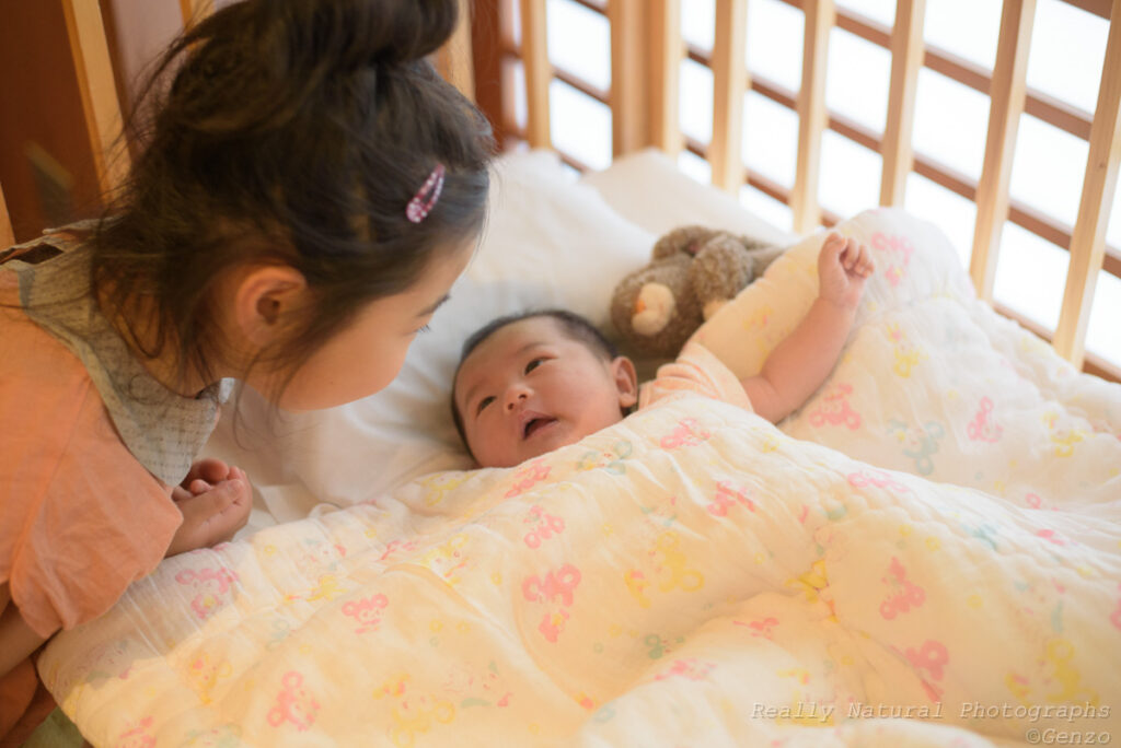 生田神社会館で。お宮参りの日の赤ちゃんとお姉ちゃん