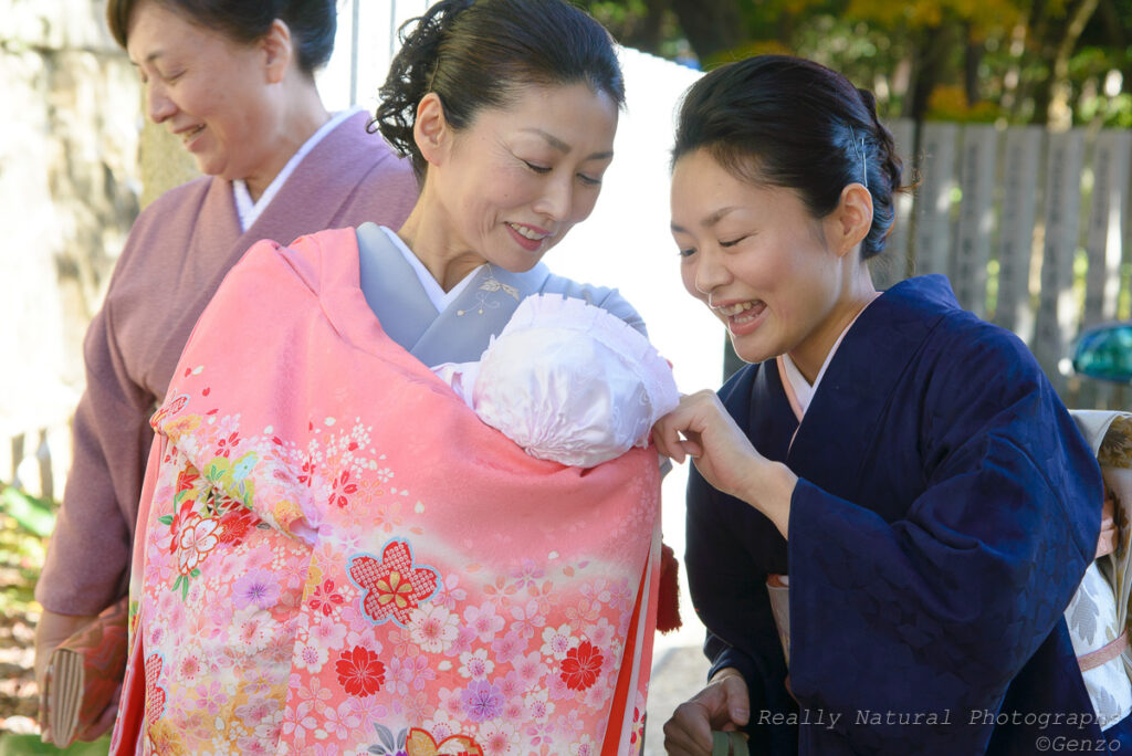 芦屋神社でお宮参り撮影開始直後の自然な家族の姿