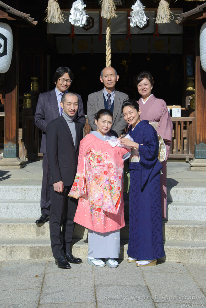 芦屋神社の拝殿前で正式なお宮参りの家族記念写真