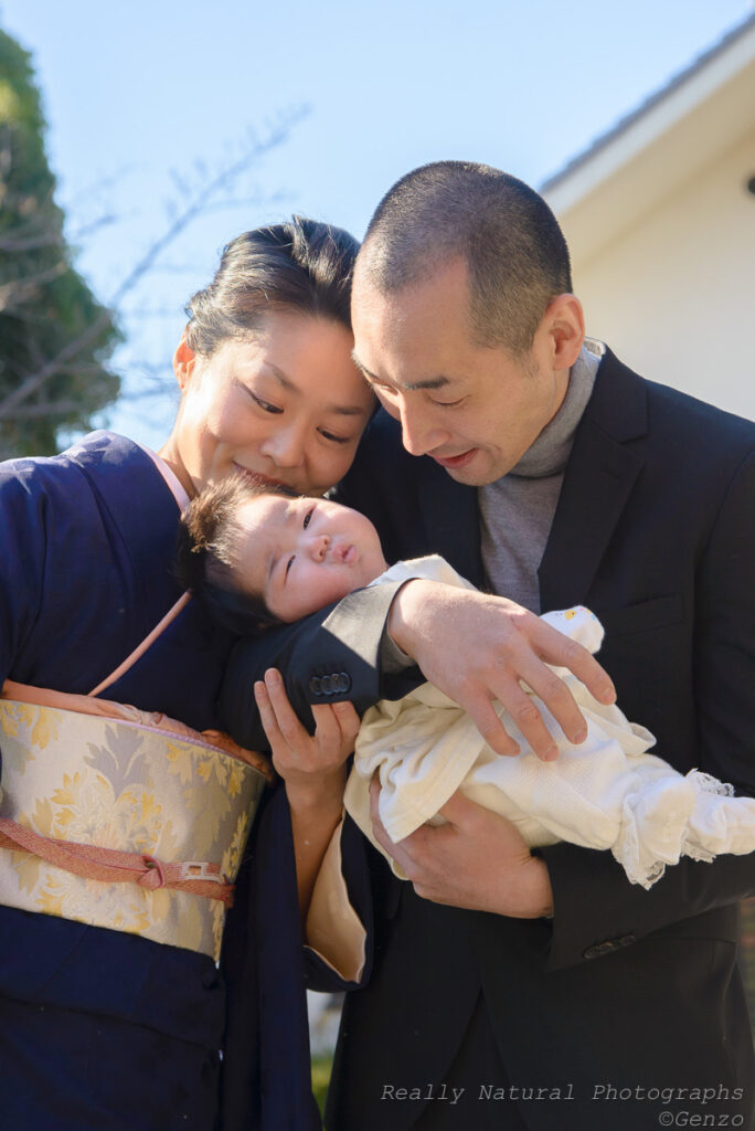 お宮参りでお披楽喜直近の自然体の写真